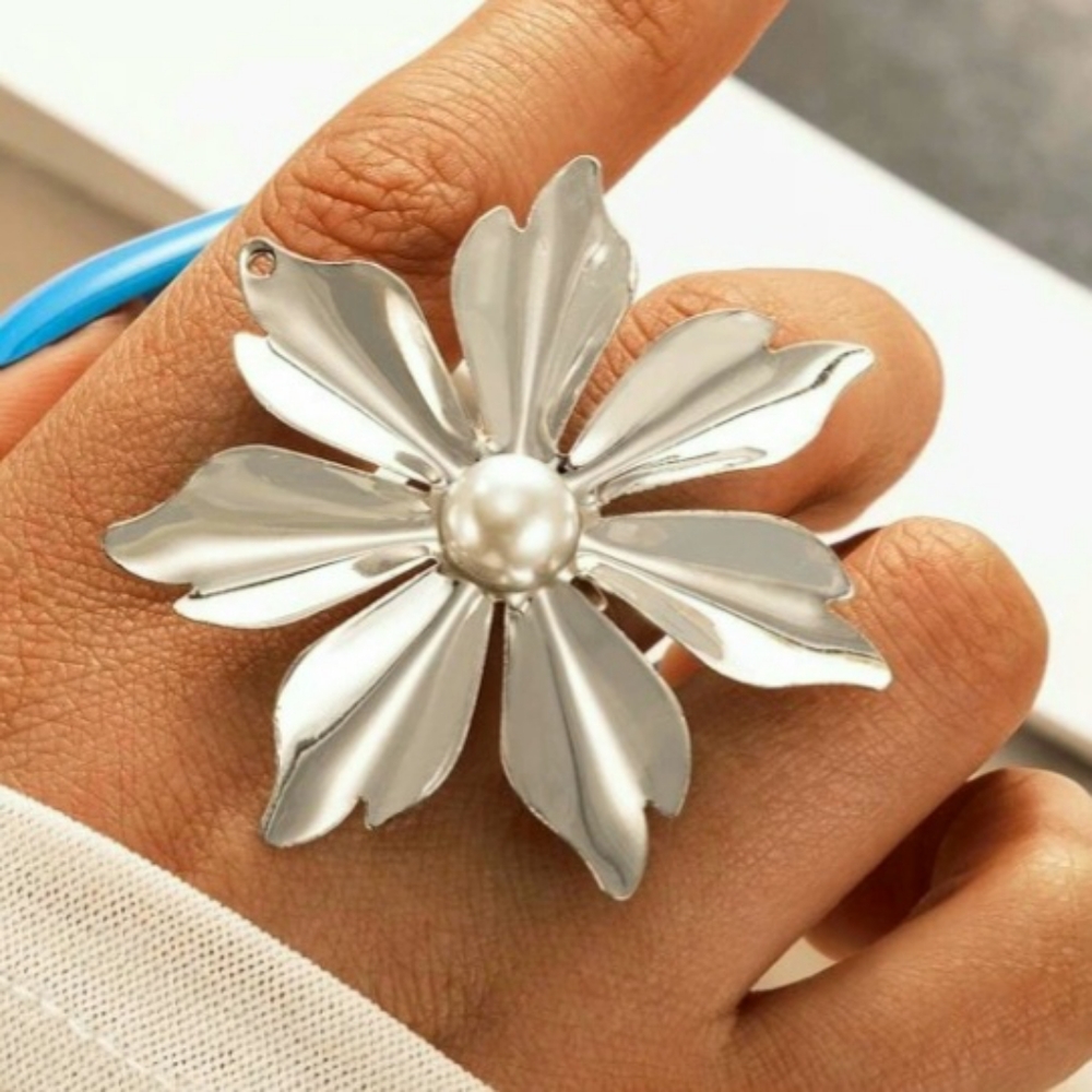 NWT ROMWE silver statement ring.